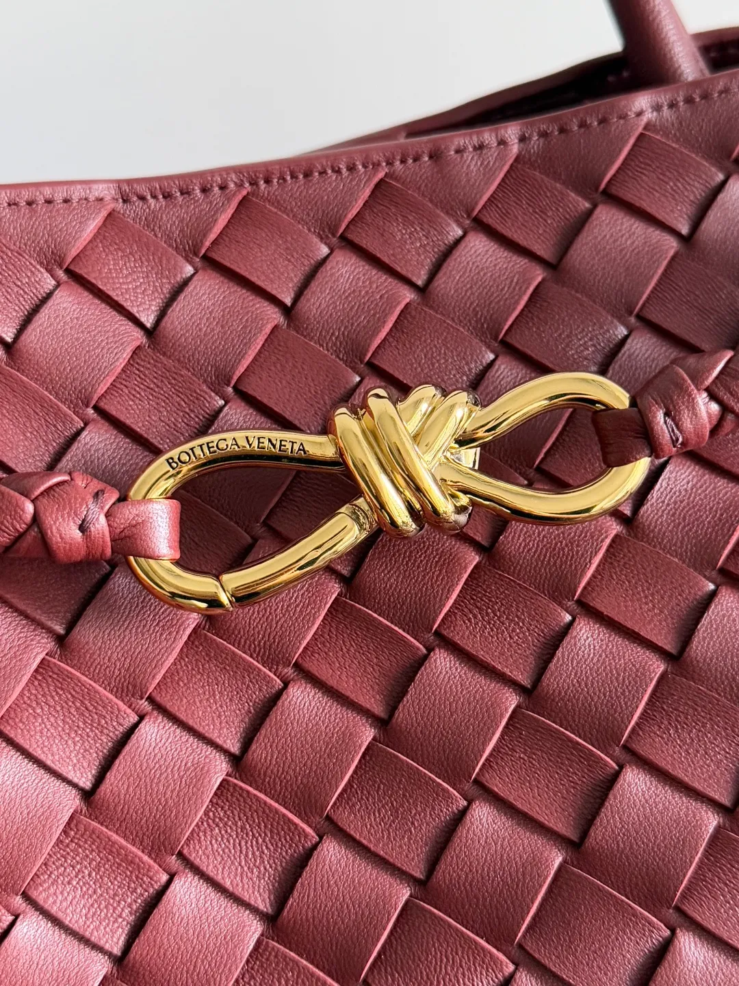 Batch 3760 Recently, the same style of bag that celebrities love is both high-end and practical. Michelle Yeoh, Kim Namjoon, Jing Boran, Tong Liya, Sun Qian, Wu Qianyu, Du Juan, Ma Yili and Bai Baihe are all carrying Bottega Veneta summer series Andiamo handbags. Andiamo has a simple structure and rounded lines. The whole piece is made of Nappa leather. It is comfortable, soft and dynamic. It adds interest to daily life and can be easily matched with various styles. Andiamo handbags are available in three sizes: small, medium and large. There are many colors to choose from, which can meet different needs. You can really carry it whether it is daily or attending events. Style number: 743575 Size: 45*22*34cm